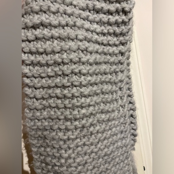 Handmade oversized grey scarf - Picture 5 of 9